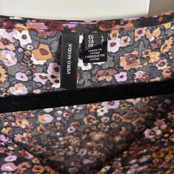 VERO MODA Long Sleeved V Neck Floral Top - Size Large - NWOT - Picture 7 of 8
